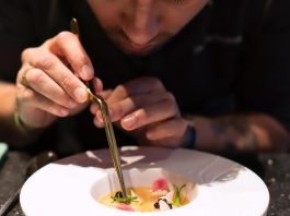 Dennis Huwaë verlaagt de drempel van zijn restaurant in Het Sieraad