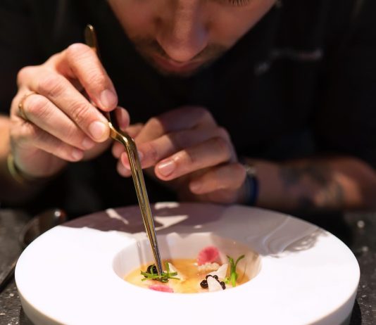 Dennis Huwaë verlaagt de drempel van zijn restaurant in Het Sieraad