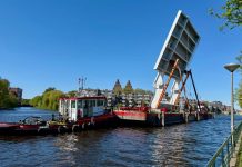 Brugdeel bereikt Kop van Jut en vaart in de avond verder