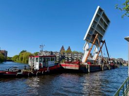 Brugdeel bereikt Kop van Jut en vaart in de avond verder