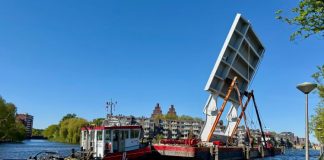 Brugdeel bereikt Kop van Jut en vaart in de avond verder