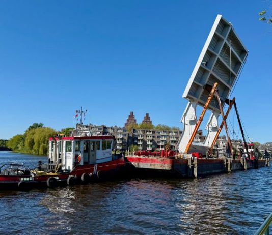 Brugdeel bereikt Kop van Jut en vaart in de avond verder