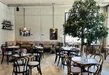 Bewoners van Westerpark West eten op stand bij Bar Pepe