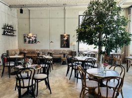 Bewoners van Westerpark West eten op stand bij Bar Pepe