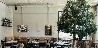 Bewoners van Westerpark West eten op stand bij Bar Pepe