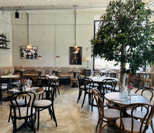 Bewoners van Westerpark West eten op stand bij Bar Pepe