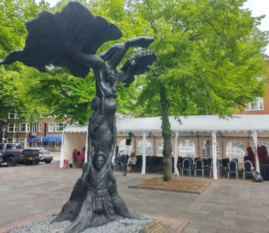 Afsluiting Dag van Besef met herdenking op Surinameplein