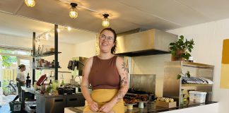 ‘Stoere stuiterbal’ opent vegan brunchtent in Bos en Lommer