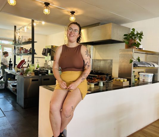 ‘Stoere stuiterbal’ opent vegan brunchtent in Bos en Lommer