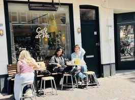 Kipsaté, twaalfuurtjes, pooltafel: bij Café de Vos is nostalgie troef