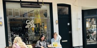 Kipsaté, twaalfuurtjes, pooltafel: bij Café de Vos is nostalgie troef