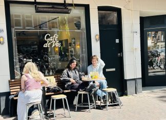 Kipsaté, twaalfuurtjes, pooltafel: bij Café de Vos is nostalgie troef