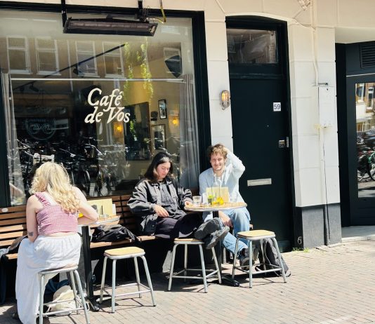 Kipsaté, twaalfuurtjes, pooltafel: bij Café de Vos is nostalgie troef