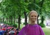 Een feestelijke en theatrale begrafenisstoet trekt door West