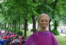 Een feestelijke en theatrale begrafenisstoet trekt door West