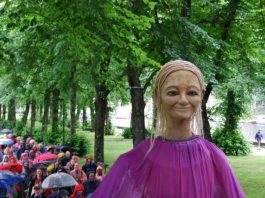 Een feestelijke en theatrale begrafenisstoet trekt door West