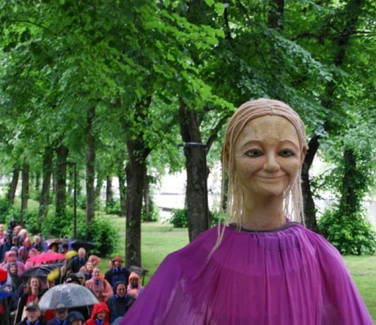 Een feestelijke en theatrale begrafenisstoet trekt door West