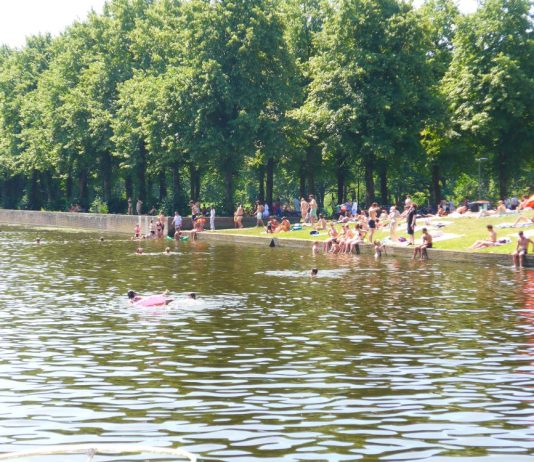Verlaten straten en volle sloten, zo ziet de hitte eruit in West