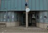 Auto rijdt tegen gevel politiebureau Houtmankade