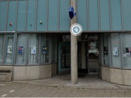 Auto rijdt tegen gevel politiebureau Houtmankade