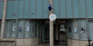 Auto rijdt tegen gevel politiebureau Houtmankade