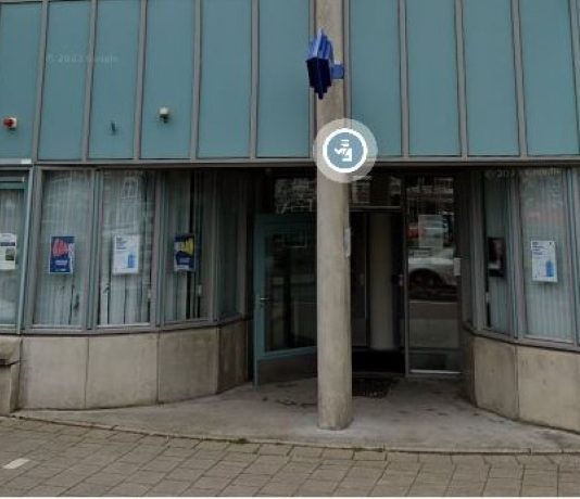 Auto rijdt tegen gevel politiebureau Houtmankade