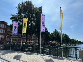 Buurtfeestje op de Molenslootbrug in De Baarsjes