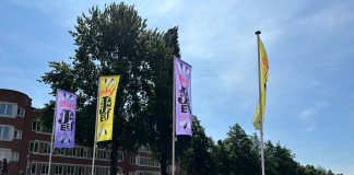 Buurtfeestje op de Molenslootbrug in De Baarsjes
