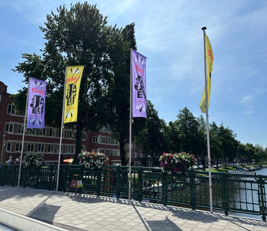 Buurtfeestje op de Molenslootbrug in De Baarsjes