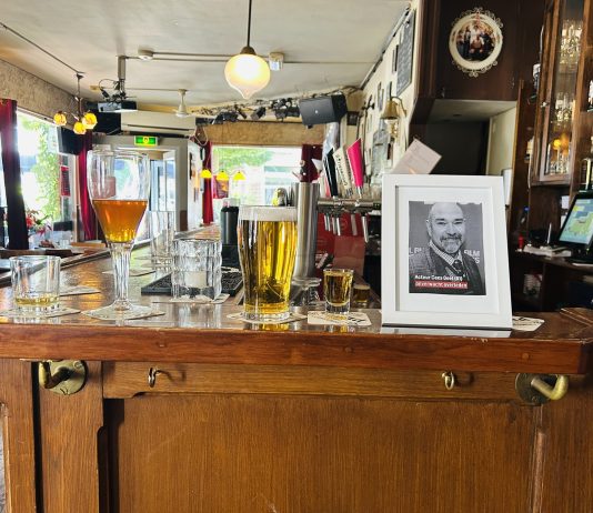 Café de Pianist eert overleden acteur Cees Geel: ‘Hij kwam voor zijn rust’