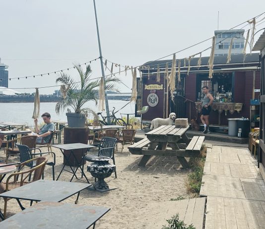 Vakantie in en om Zeeheldenbuurt: tapas, bubbels en strand