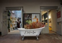 Zeepmaker in De Hallen geeft blok zeep bij inlevering van lege plastic shampoofles