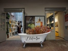 Zeepmaker in De Hallen geeft blok zeep bij inlevering van lege plastic shampoofles