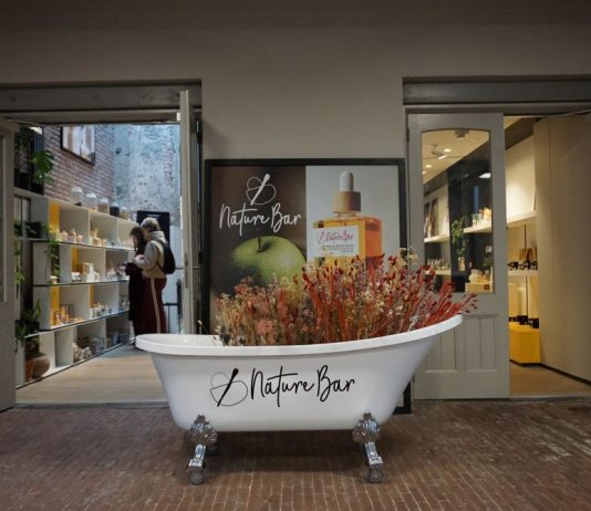 Zeepmaker in De Hallen geeft blok zeep bij inlevering van lege plastic shampoofles
