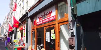 Het pittigste Indonesische restaurant van Den Haag komt naar De Baarsjes