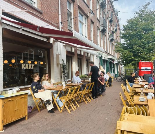 Vriendenclub opent café met Limburgs bier en vlaai