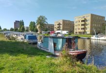Zorgen over illegale bewoning van bootjes Erasmusgracht, stadsdeel belooft maatregelen
