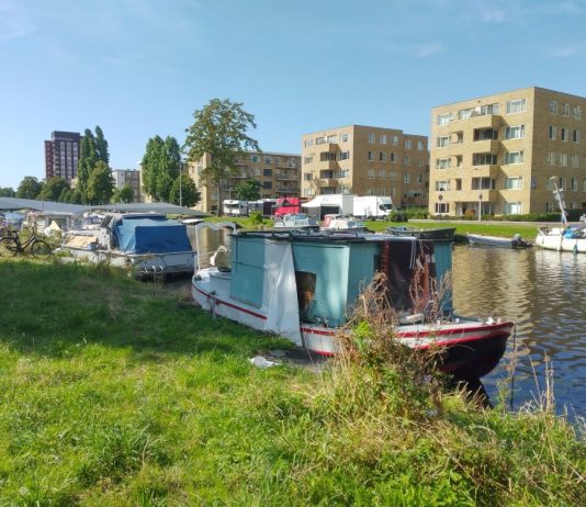 Zorgen over illegale bewoning van bootjes Erasmusgracht, stadsdeel belooft maatregelen