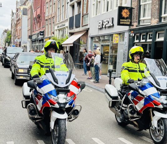 Rouwstoet Peter Faber door Haarlemmerbuurt: ‘Dag lieve man’