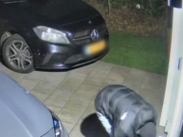 Politie deelt beelden van man die explosief achterliet bij woning in Nieuw-West