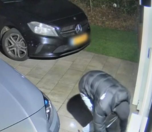 Politie deelt beelden van man die explosief achterliet bij woning in Nieuw-West