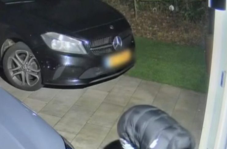 Politie deelt beelden van man die explosief achterliet bij woning in Nieuw-West
