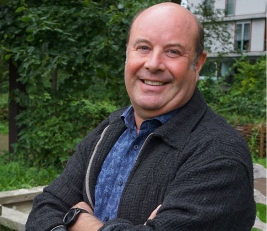Oud-stadsdeelvoorzitter Geuzenveld-Slotermeer Robin de Bood (60) overleden