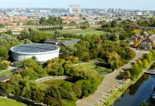Grachtenfestival 2026 in West, met piano in de vijver van Westergas
